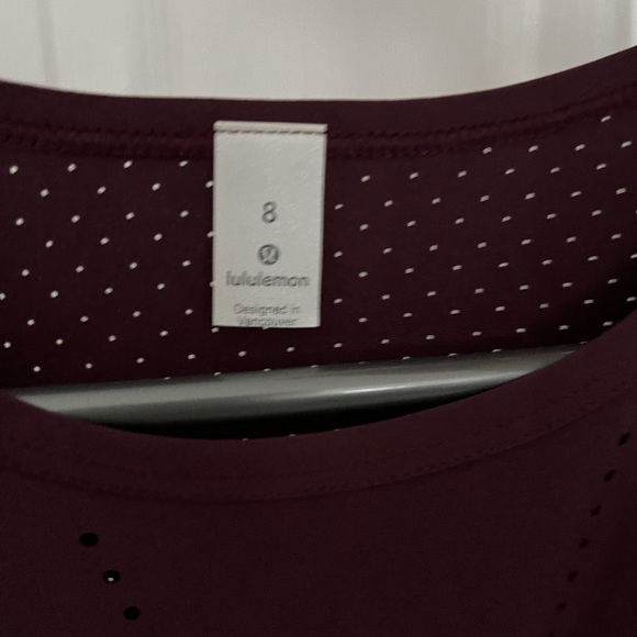 Maroon lululemon tank top with reflective detail size 8 - Picture 3 of 3